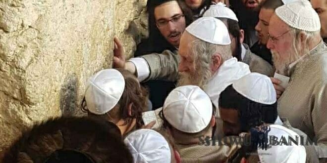 Rav Berland goes up to the Kotel