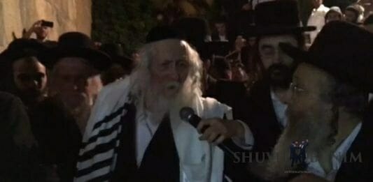 Still of Rabbi Berland talking about Gog and Magog to the crowds at Hevron
