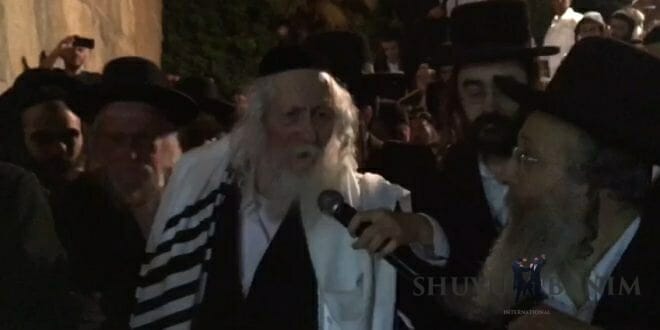 Still of Rabbi Berland talking about Gog and Magog to the crowds at Hevron
