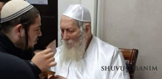 Rabbi Berland giving blessings in Uman