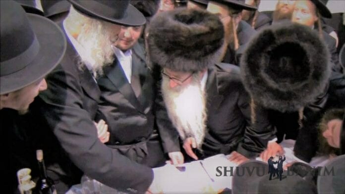 Amshinov Rebbe with Rav Berland